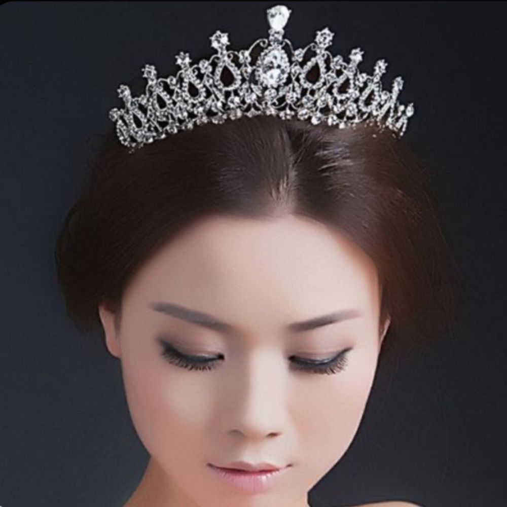 Stunning Crystal Rhinestone Bridal Tiara Crown - Picture 4 of 15